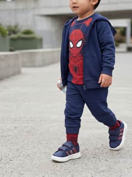 Adidas X Marvel Spiderman Grand Court Shoes Kids – A Spider-Man graphic t-shirt in red, paired with navy blue joggers and a matching zip-up hoodie for a complete superhero-themed look.