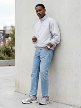 Combine with straight-leg light wash jeans and a white heavy-gauge wool turtleneck for a clean, winter-inspired casual aesthetic.