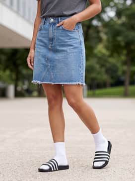 Match with oversized grey joggers, a black cropped hoodie, and high-quality white socks for a cozy yet trendy urban vibe.