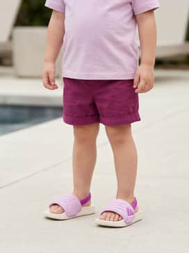 Adilette Estrap 20 Slides Children – Grey heathered joggers and a magenta-accented zip-up hoodie that mimics the slide's secondary color for a cohesive, sporty aesthetic.