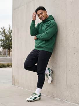 Adizero Electric Ii Polynesian Bowl Football Cleats – Post-game casual: Combine with tapered black joggers and a collegiate green oversized hoodie for a relaxed, athletic-leisure look that transitions from the locker room to travel.