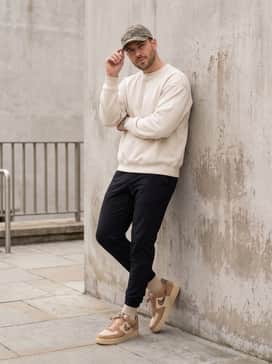 Air Force 1 07 Realtree – Tapered black joggers and an oversized cream-colored crewneck sweatshirt, accessorized with a camouflage-print baseball cap to highlight the shoe's detail.
