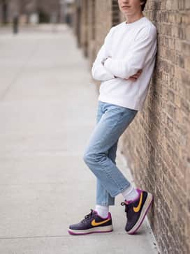 Air Force 1 – Light-wash cropped straight-leg denim and a crisp white sweatshirt, allowing the vibrant colors of the sneakers to be the main focal point.