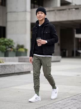 Air Max Bia – A pair of tapered olive green cargo pants paired with an oversized black graphic hoodie and a matching knit beanie for a high-contrast streetwear aesthetic.
