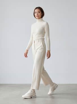 Air Max Dn Se – Monochrome Chic: Pair these sneakers with cream-colored high-waisted wide-leg trousers and a matching slim-fit ribbed turtleneck for a sophisticated, tonal look.