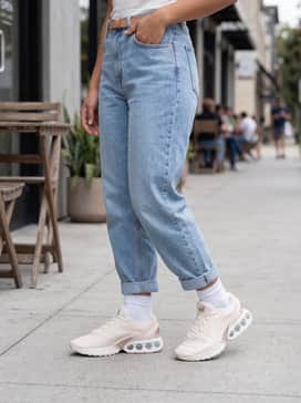 Air Max Dn Se – Streetwear Edge: Combine with oversized light-wash mom jeans, a white cropped tank top, and an unbuttoned oversized linen shirt in a soft pastel shade.