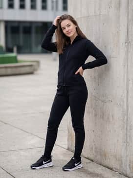 Air Max Nuaxis – A matching monochrome tech-fleece tracksuit in charcoal or black for a streamlined and modern athletic silhouette.