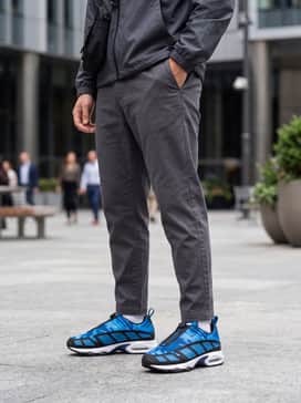 Air Max Sndr Camo – Combine with black technical joggers, a charcoal grey windbreaker, and a utility crossbody bag for a sleek tech-focused aesthetic.