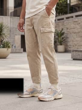 Air Pegasus Wave Premium – A clean athletic ensemble featuring navy blue tapered joggers, a moisture-wicking white performance tee, and a light grey quarter-zip fleece for a refined gym-to-street transition.