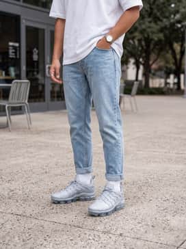 Air Vapormax Plus – Style with tapered light-wash jeans and a white boxy-fit t-shirt for a clean, effortless weekend vibe.