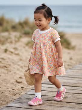 Altaventure 30 Shoes Kids – A floral print one-piece swimsuit or a long-sleeve rash guard set in shades of pink and yellow for a cohesive beach look.