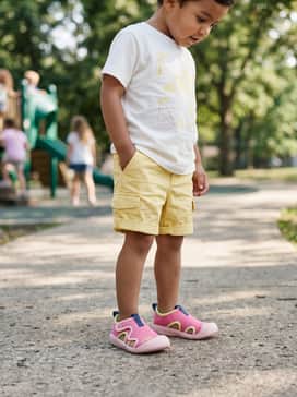 Altaventure 30 Shoes Kids – Lightweight yellow cotton cargo shorts paired with a breathable white graphic t-shirt for a day of climbing and running at the park.