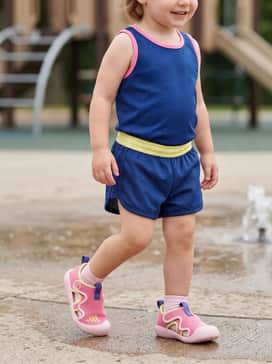 Altaventure 30 Shoes Kids – A pair of quick-dry athletic mesh shorts in navy blue with a bright pink tank top for functional, sporty water-play comfort.
