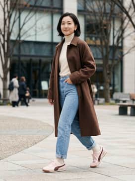 Arizona Wine Club Womens Sneakers – High-waisted light wash straight-leg jeans, a tucked-in cream turtleneck, and an oversized chocolate brown wool coat for a coordinated, sophisticated look.