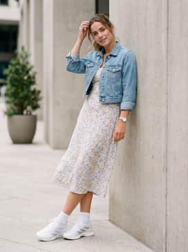 Avacourt 2 Tennis Shoes – A mid-length floral sundress in pastel tones paired with a cropped light-blue denim jacket to balance feminine textures with a sporty, grounded edge.