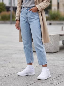 Avaflash Tennis Shoes – Light-wash cropped straight-leg jeans with a tucked-in oversized graphic tee and a beige trench coat for a chic urban ensemble.