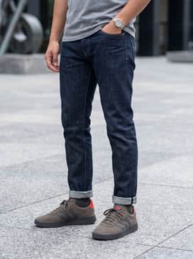 Barreda Decode Shoes Audi Revolut F1 Team Shoes – An elevated casual look with slim-fit dark indigo denim jeans, a light grey crewneck sweatshirt, and a red baseball cap to highlight the shoe's heel detail.