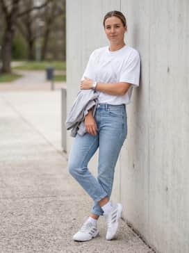 Barricade 13 Tennis Shoes – Tapered light-wash denim jeans with a tucked-in oversized white graphic tee and a silver metallic watch to mirror the shoe's accents for a casual weekend brunch.