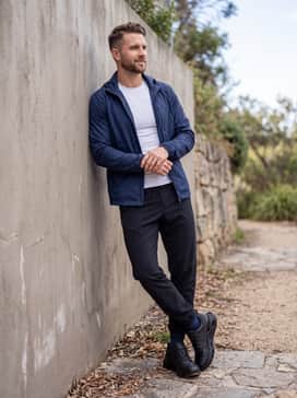 Biom 720 Goretex – Tapered black performance joggers worn with a white compression tee and a lightweight navy windbreaker, perfect for high-activity outdoor workouts.
