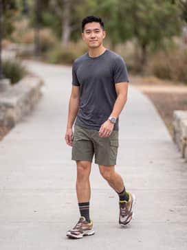 Biom Ctrail – Olive green moisture-wicking cargo shorts paired with a charcoal grey technical t-shirt and high-performance crew socks for a functional mountain trail look.