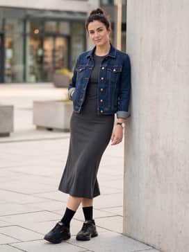 Cassia 20 Womens Sneakers – A ribbed charcoal midi bodycon dress layered with a cropped denim jacket, perfect for a balanced blend of comfort and style.
