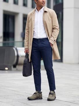 Cloud 5 Waterproof – Combine with navy blue tapered chinos, a white oxford shirt, and a classic beige trench coat for a weather-ready urban commute.