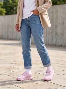 Cloud 6 Shf – Light-wash straight-leg denim jeans with a crisp white t-shirt and an oversized beige blazer for an elevated casual aesthetic.
