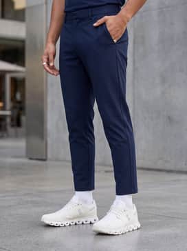 Cloud 6 Wide – Slim-fit navy chinos paired with a tucked-in white piqué polo shirt and a light beige bomber jacket for a smart-casual weekend outing.