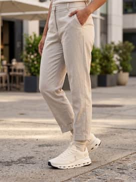 Cloudnova Form 2 Tt – Straight-leg light-wash denim jeans paired with a tucked-in crisp white t-shirt and an unbuttoned tan linen shirt, accessorized with a leather crossbody bag for a weekend brunch.