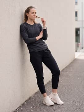 Cloudswift 4 Ad – Black technical joggers and a moisture-wicking charcoal long-sleeve performance top, perfect for a focused morning run in the city.