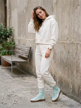 Club Ii Era Womens Sneakers – Off-white fleece joggers and a matching oversized cropped hoodie, creating a clean athleisure silhouette that highlights the sneaker's unique color.