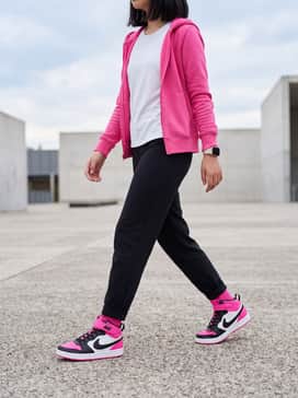 Court Borough Mid 2 – Black athletic leggings paired with a white moisture-wicking t-shirt and a matching hyper-pink zip-up hoodie.