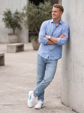 Court Ff 3 Novak – Light-wash tapered denim jeans with a crisp white linen button-down shirt and no-show socks for a clean, elevated casual weekend outing.