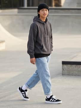 Court Tns Premiere Shoes – A pair of relaxed-fit light-wash denim jeans cuffed at the ankle, paired with an oversized charcoal graphic hoodie and a black beanie for a quintessential skater-inspired aesthetic.