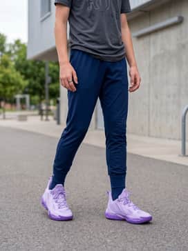 Curry 13 – Combine with navy blue athletic leggings and a graphic t-shirt for a high-performance training outfit that offers maximum mobility.