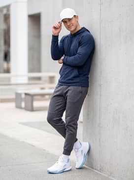 D Fox 2 Blue Flame – Wear with sleek charcoal gray tech-fleece joggers and a form-fitting navy blue performance hoodie. Accessorize with a white baseball cap to balance the bright white upper and create a clean athleisure vibe.