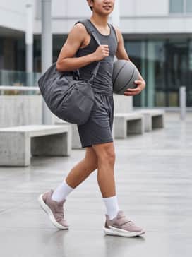 D Fox 2 Reign Rose – A sleek pair of charcoal grey moisture-wicking basketball shorts paired with a matching charcoal compression tank and white mid-calf athletic socks to let the rose pink pop.