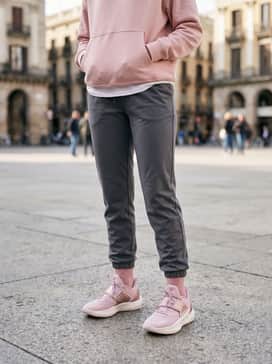 D Fox 2 Reign Rose – Classic black athletic joggers with a tapered fit, worn with a layered look consisting of a white performance tee under a light pink zip-up tech fleece hoodie.