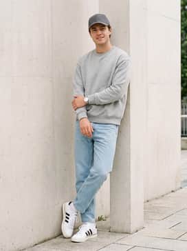 Daily 40 Shoes – A relaxed weekend ensemble consisting of light-wash straight-leg jeans, a heather grey crewneck sweatshirt, and a structured baseball cap for a timeless athletic feel.