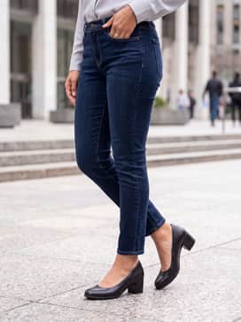 Dress Classic 35 – Dark-wash indigo slim-fit jeans combined with a cream turtleneck sweater and a structured black wool blazer for an elevated weekend look.