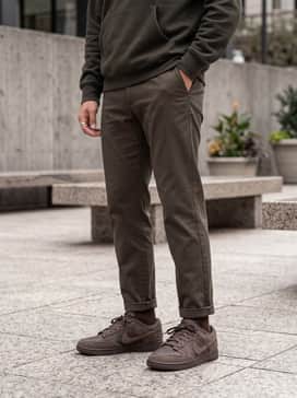 Straight-leg cargo pants in a desert sand shade matched with an oversized black graphic t-shirt and a matching brown corduroy baseball cap to emphasize the shoe's streetwear roots.