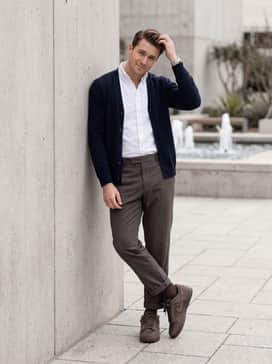 Dunk Low Retro Se – Tapered charcoal grey chinos worn with a tucked-in white oxford shirt and a navy blue cardigan, using the brown sneakers to add a relaxed element to a smart-casual ensemble.