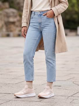 Combine with light-wash cropped straight-leg jeans, a tucked-in cream t-shirt, and a lightweight beige trench coat for a polished street look.