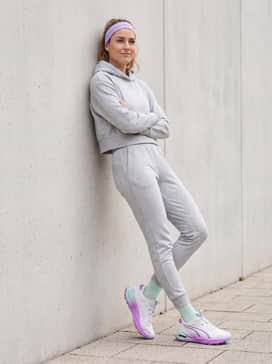 Fasttrac Nitro 3 Womens – Tapered light-grey joggers with a matching cropped hoodie and a sleek purple headband to coordinate with the shoe's vibrant accents.