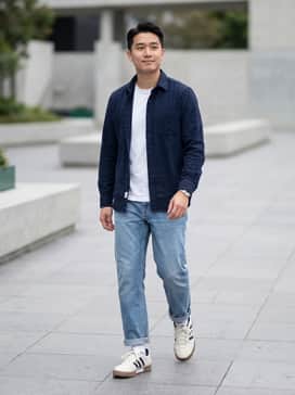 Fechten Indoor Consortium Shoes – Straight-leg light-wash denim paired with a crisp white t-shirt and an unbuttoned navy flannel for a classic weekend aesthetic.