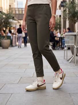 Field General Se Lny – Slim-fit joggers in an olive green hue, a graphic vintage-style t-shirt, and an oversized dark denim jacket for a layered, urban look.