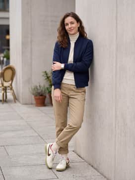Field General Se Lny – Khaki chinos rolled at the cuff, a simple cream turtleneck sweater, and a classic navy blue bomber jacket to create a sophisticated yet relaxed weekend outfit.