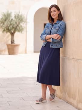 Flowt – Combine with a navy blue jersey midi dress and a cropped denim jacket for a balanced, comfortable outfit perfect for sightseeing.