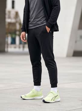 Foreverrun Nitro 2 Mens Road Running Shoes – Combine with black tapered tech joggers, a charcoal grey dry-fit tee, and a lightweight black zip-up hoodie for a streamlined gym-to-street look.
