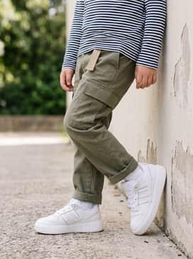 Forum Low Cl Shoes Kids – Straight-leg cargo pants in olive green paired with a graphic striped long-sleeve tee for a rugged yet trendy vibe.